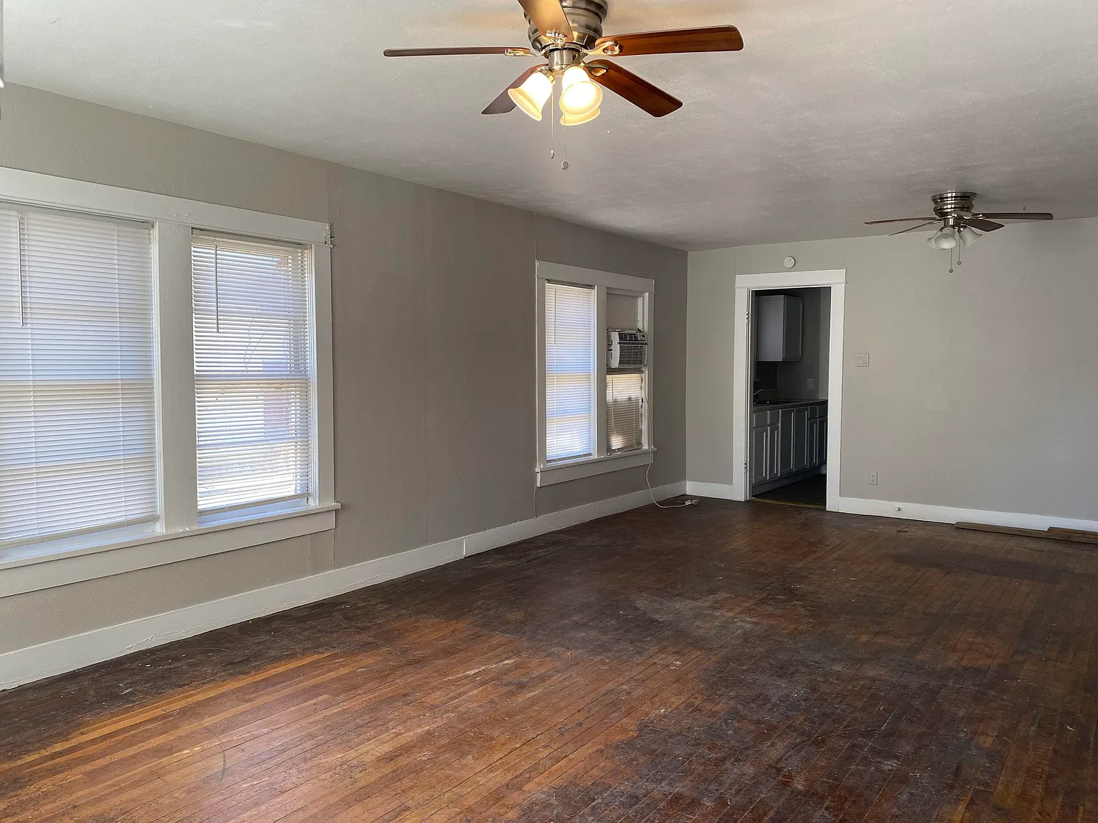 3 bed, 1.0 bath, 1271 sqft, $1,350 — Photo 2