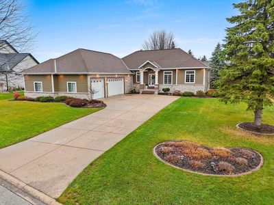 1112 CROWN POINTE CIRCLE, Suamico, WI, 54173