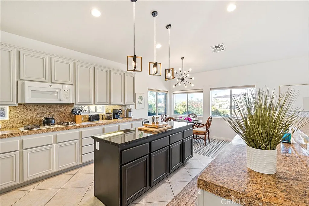 4 bed, 2380 sqft, $5,999 — Photo 4