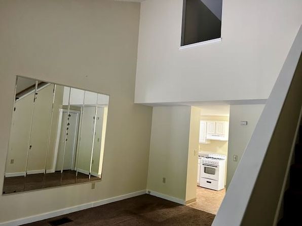 4 Adams Cir APT B
