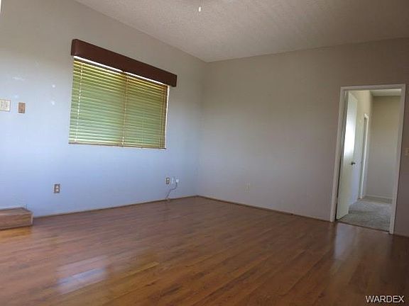 4th image of 720 E Oak St
