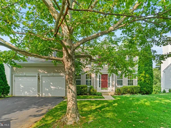 17538 Falls Pl, Round Hill, VA 20141