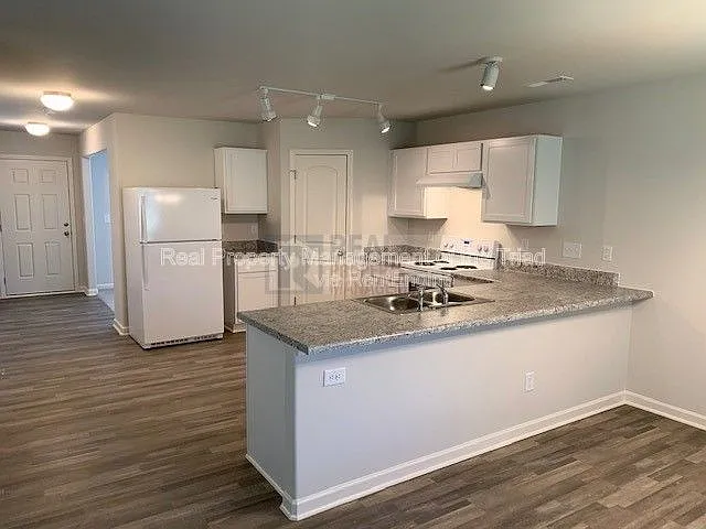 3901 Vershire Ave — Photo 14