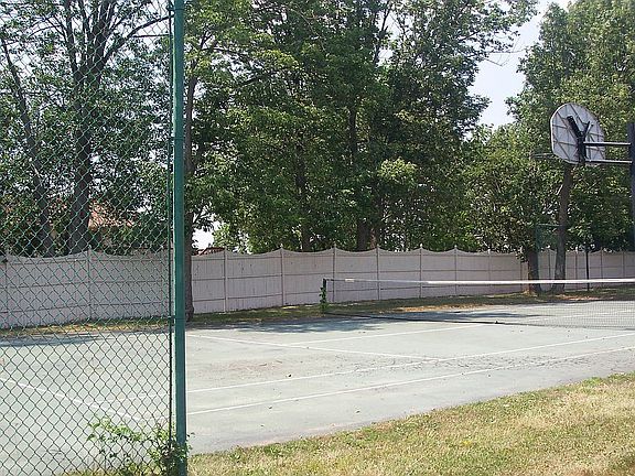 ENJOY A GAME ON YOUR VERY OWN TENNIS COURTS!