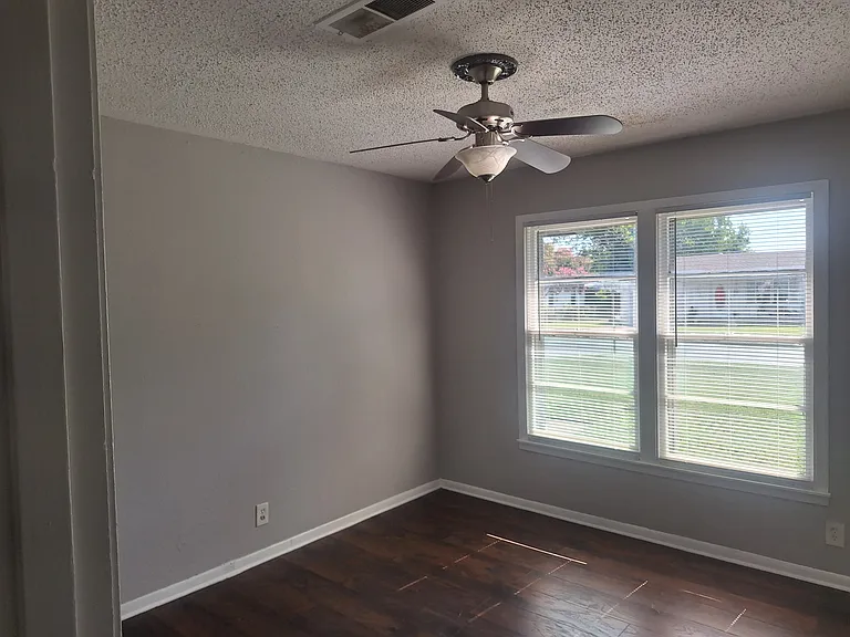 1225 Harrison Ln — Photo 5