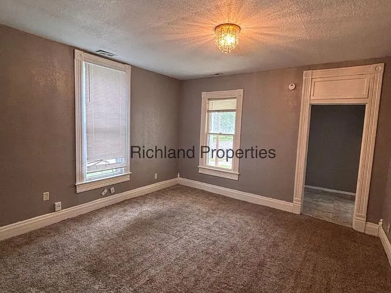 621 E 9th St — Photo 6