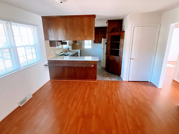 4th image of 94 Mary Ann Dr
