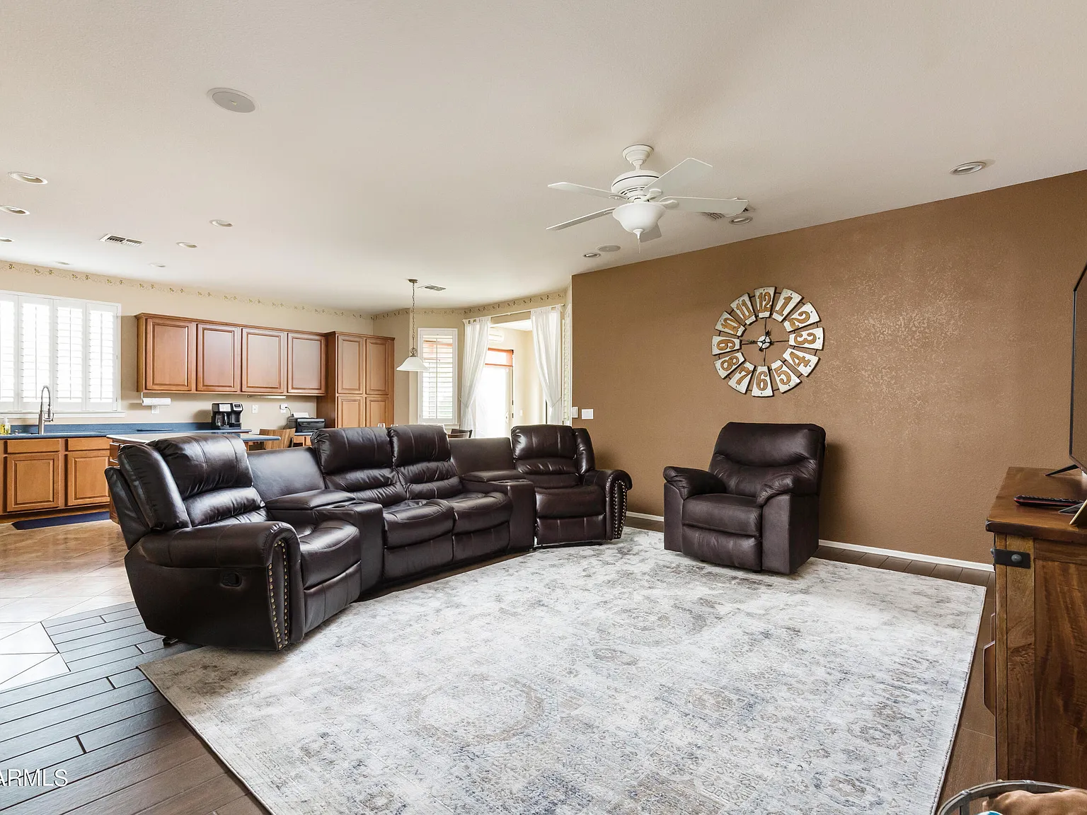 5 bed, 2.5 bath, 3279 sqft, $4,900 — Photo 3