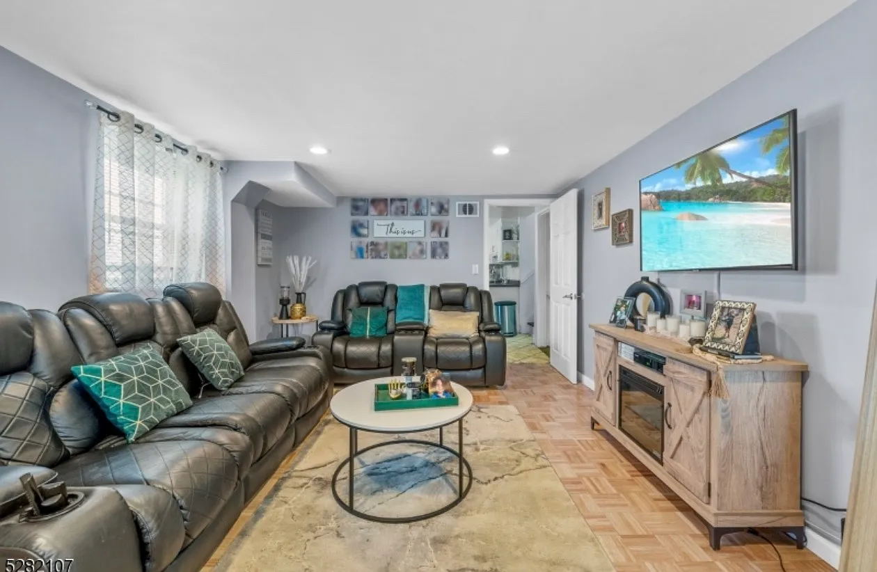 2 bed, 1000 sqft, $2,200 — Photo 3