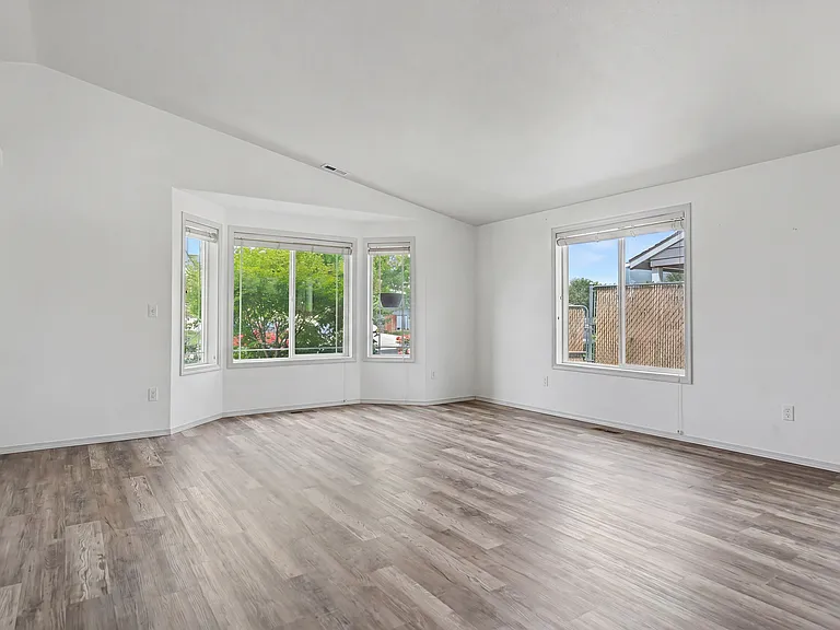 1909 Allen Ave — Photo 2