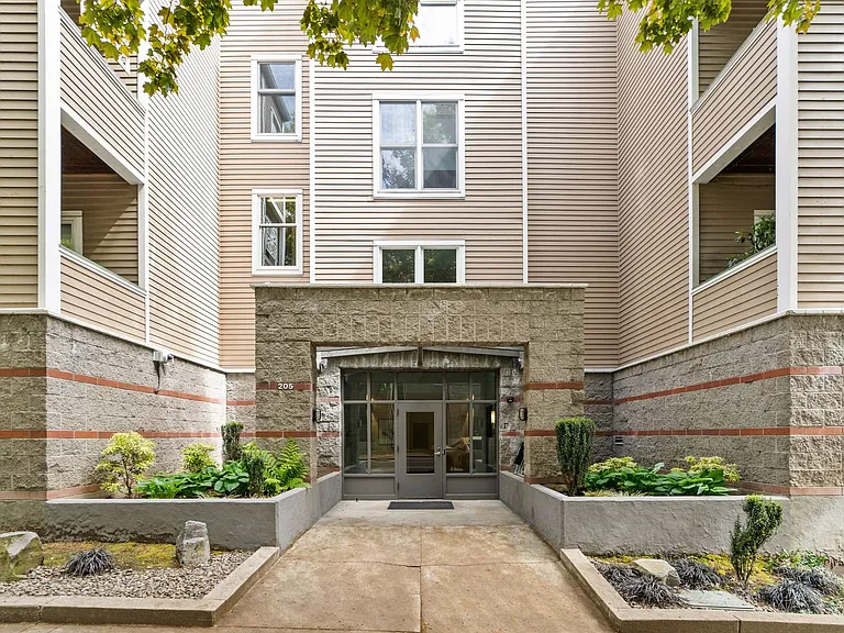 205 SW Montgomery St #204 — Photo 1