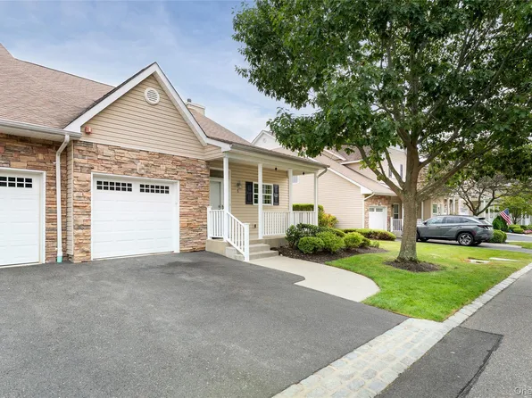 7 Pond Circle, Mount Sinai, NY 11766