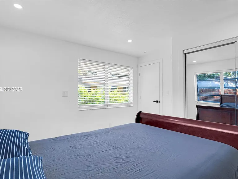 32 SW 9th St #2 — Photo 6