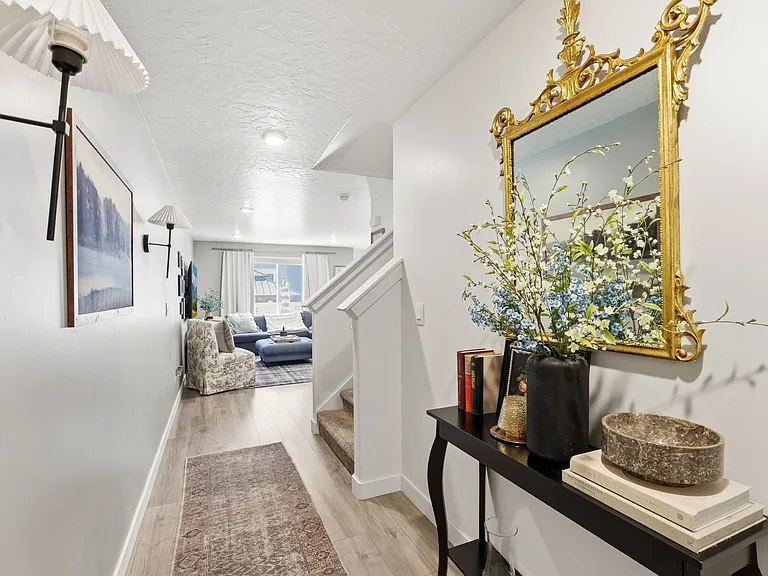 1113 E Jack Dr — Photo 2