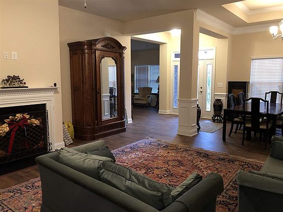 3rd image of 423 Red Door Dr