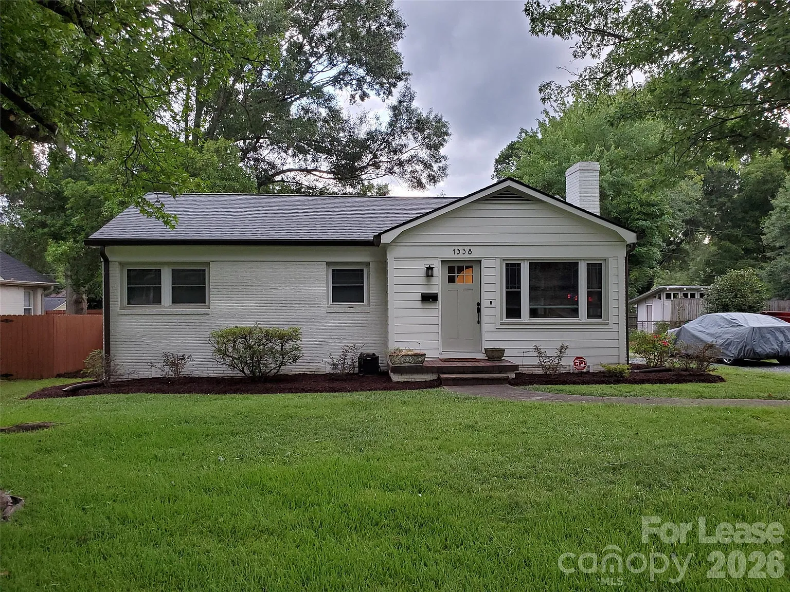 3 bed, 1.0 bath, 1100 sqft, $2,195 — Photo 2
