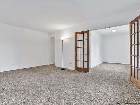3rd image of 33 Huguenot St