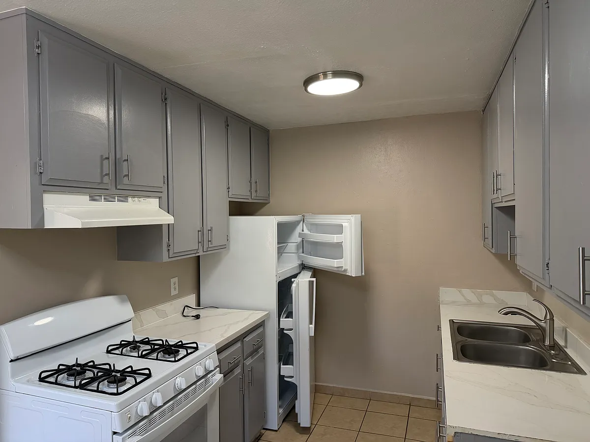 Building Photo - 405 E Locust St #6