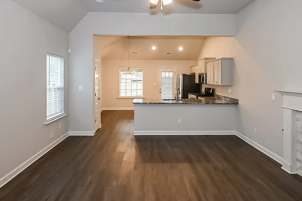 4 bed, 2.5 bath, 1918 sqft, $2,200 — Photo 4