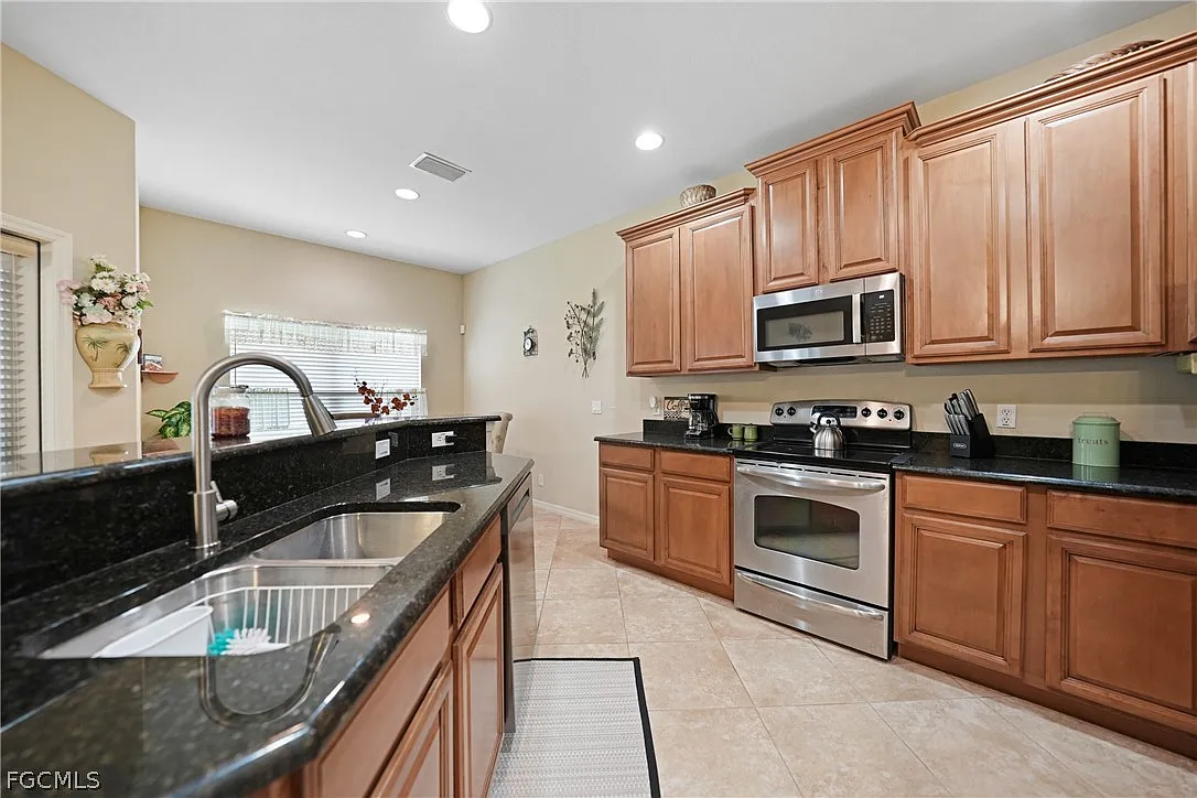 3 bed, 2.0 bath, 1696 sqft, $2,300 — Photo 2