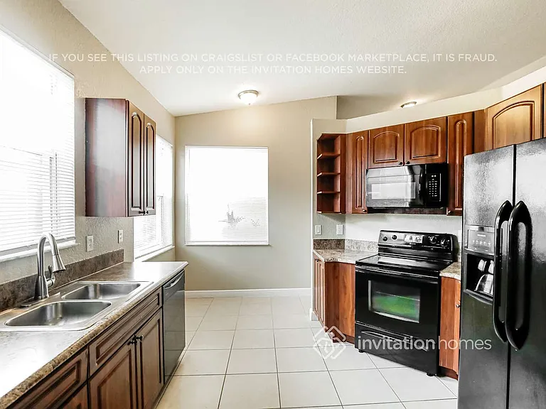 5221 SW 141st Ave — Photo 4