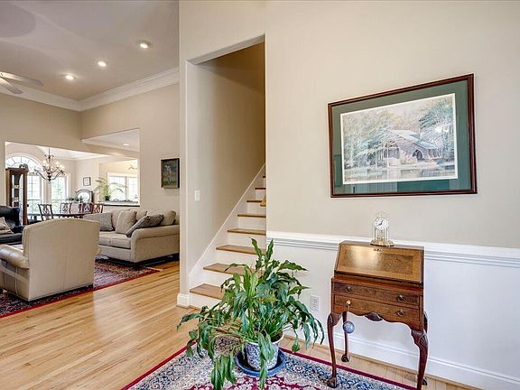 5th image of 325 Ascot Dr