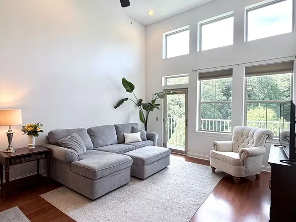 4 Harvest Dr #323, North Andover, MA 01845
