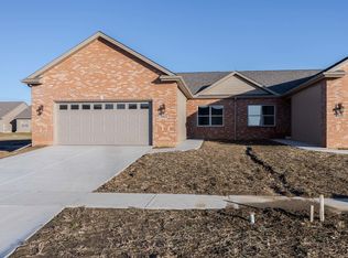 1910 Dunraven Rd, Bloomington, IL 61704