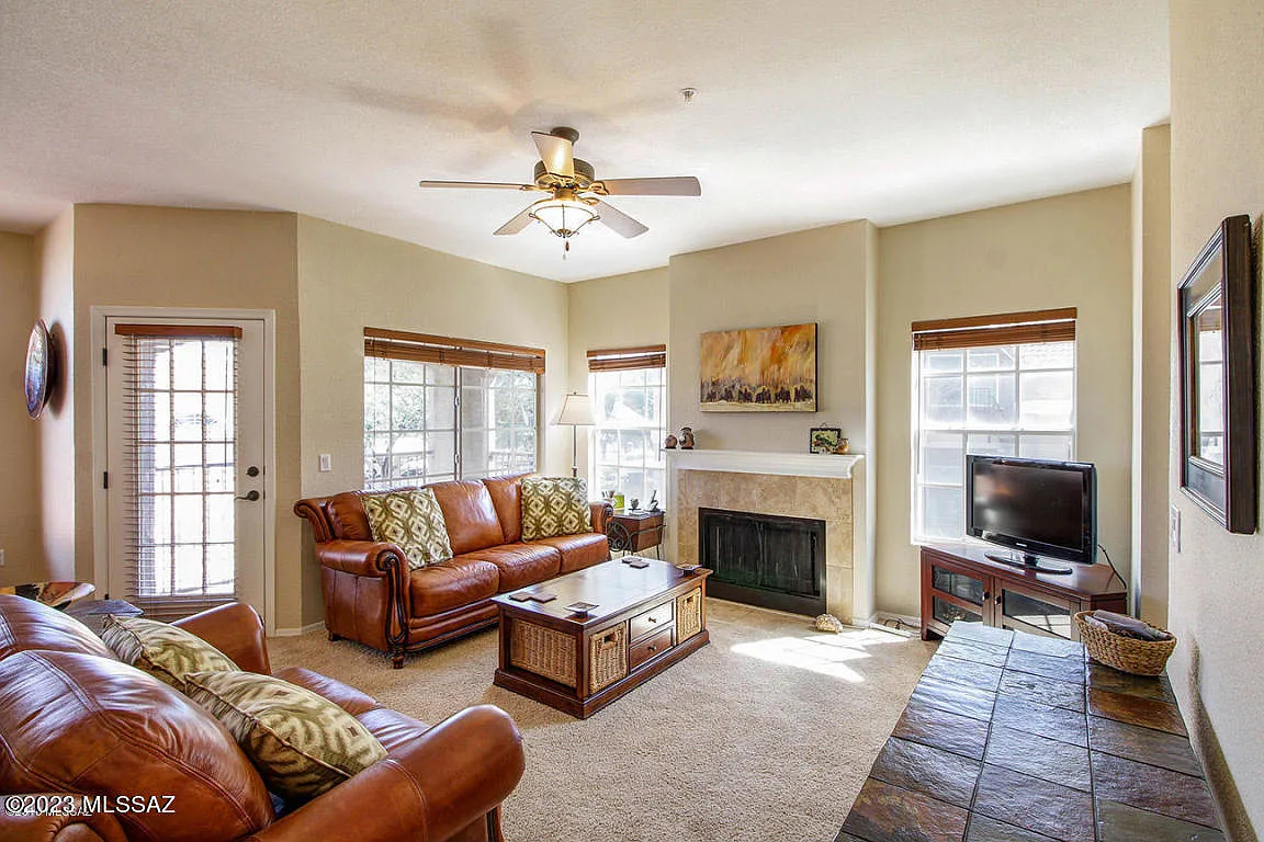 2 bed, 2.0 bath, 1307 sqft, $2,500 — Photo 2