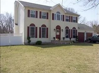 4 Settler Ave, Coram, NY 11727