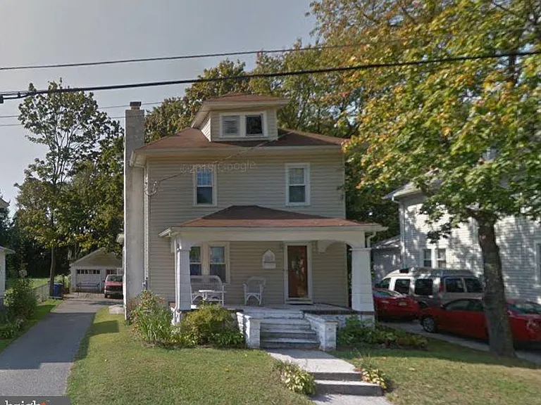 221 Laurel Ave — Photo 1