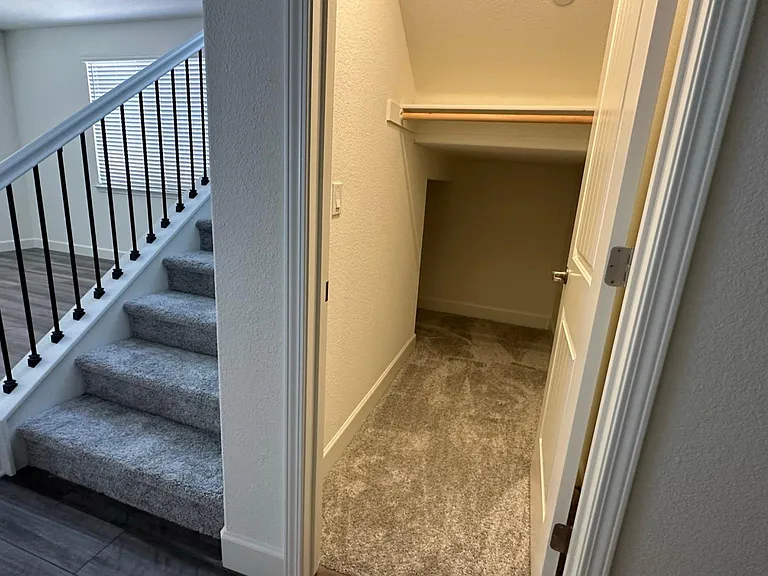 549 Knightsbridge Ct — Photo 6