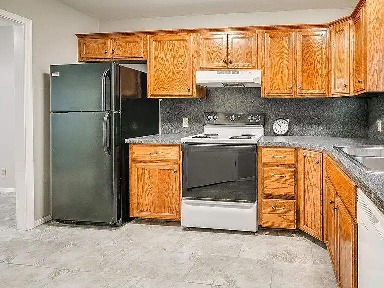 828 Russell Cir #828 — Photo 6