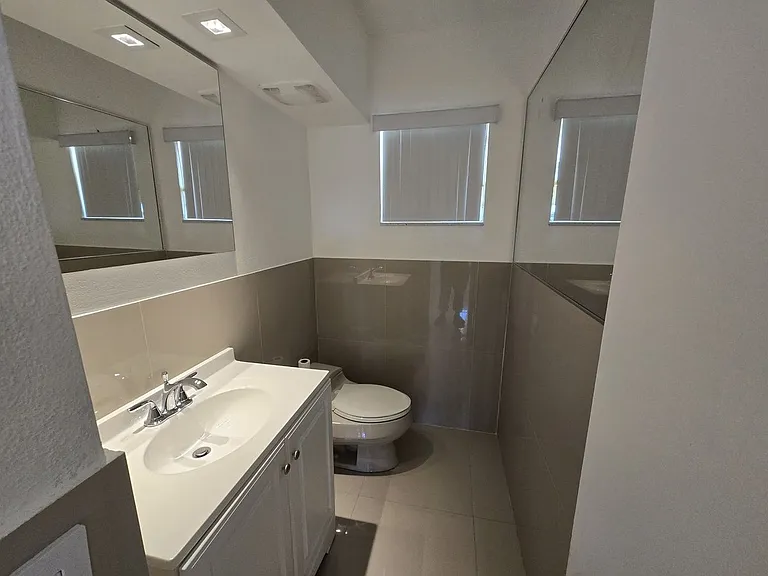 2800 NE 203rd St #24 — Photo 33