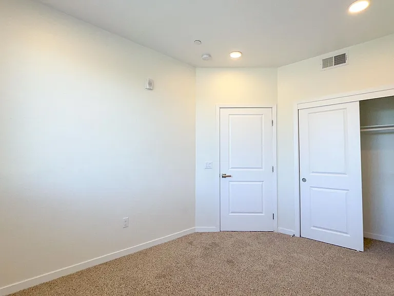 La Perla Apartments — Photo 29