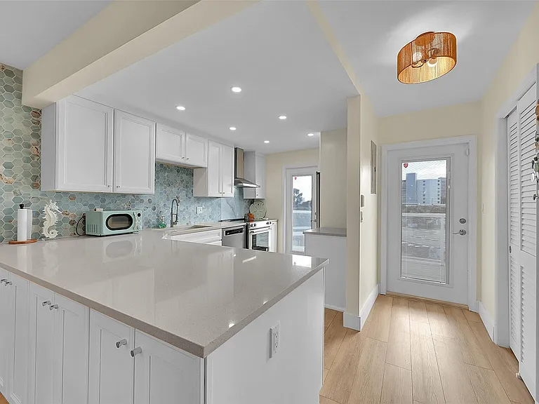 2731 NE 14th Street Cswy #421 — Photo 1