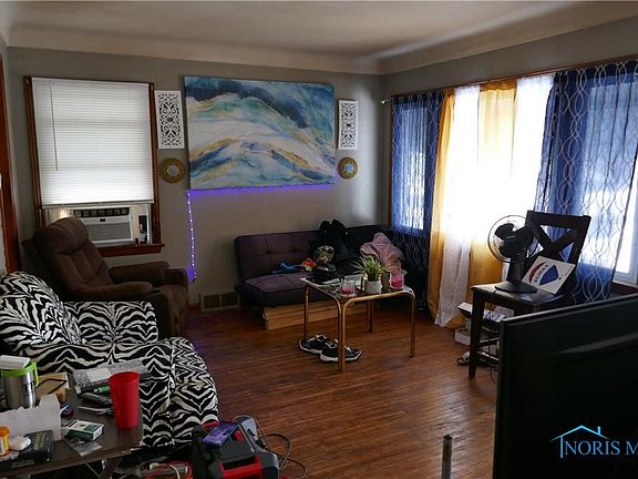 5th image of 837 Woodsdale Ave