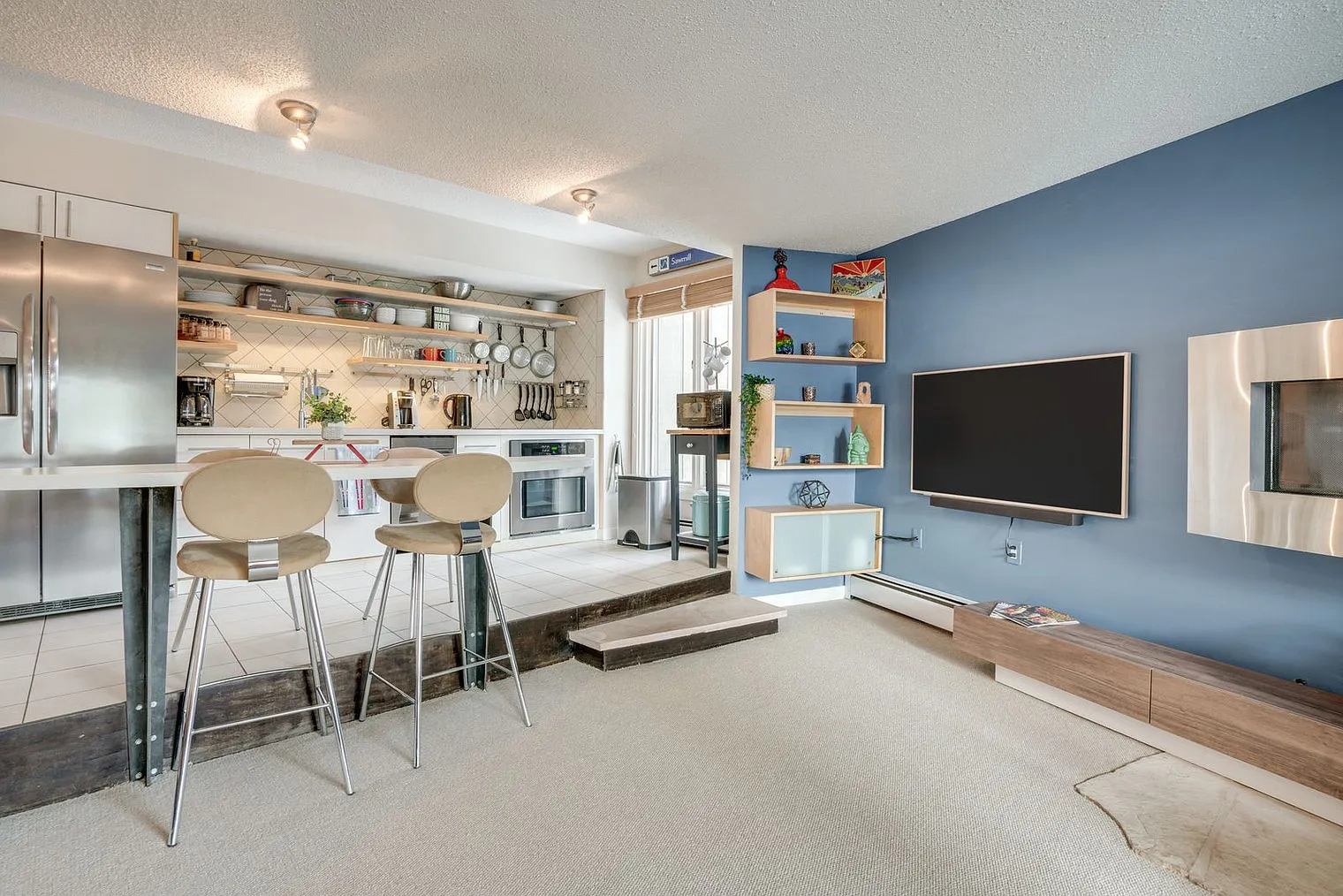 2 bed, 1.0 bath, 775 sqft, $2,916 — Photo 3