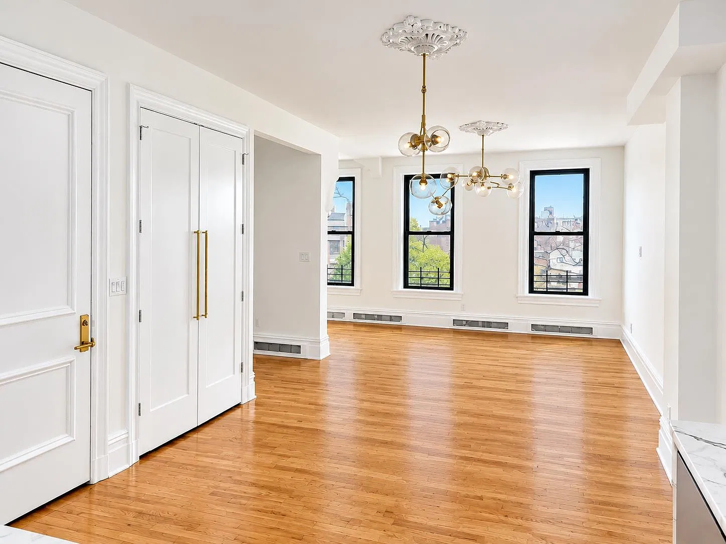 3 bed, 1.0 bath, 1800 sqft, $3,600 — Photo 2