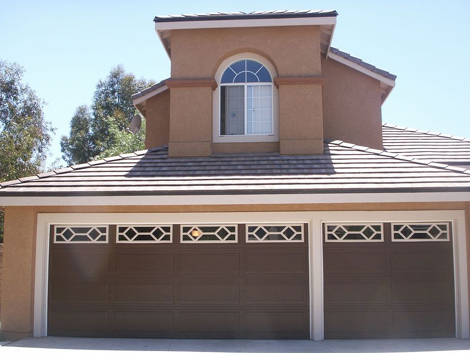New Paint / Three car garage