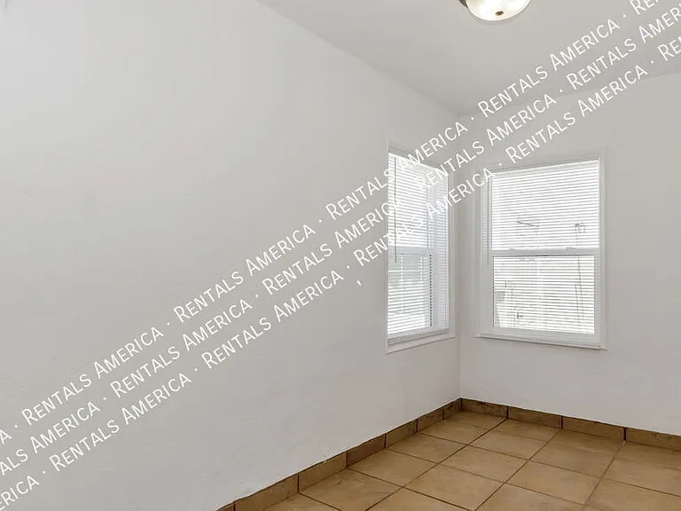 1119 E Silver St — Photo 8