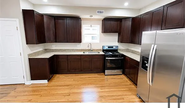 3 bed, 2300 sqft, $2,200 — Photo 4