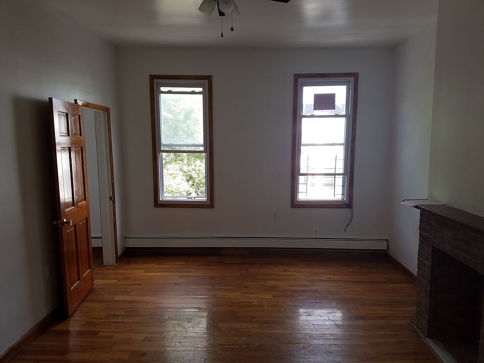 Private room #1 with Computer room, office or walk in closet