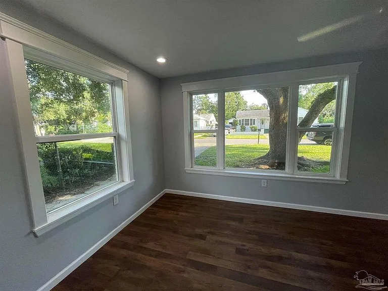810 W Lakeview Ave — Photo 2