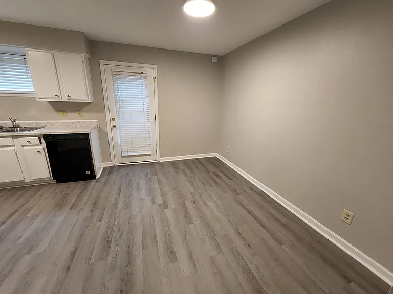 Barton Oaks Apartments — Photo 19