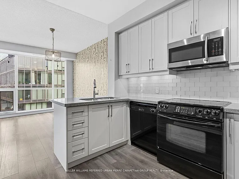 18 Beverley St #706B — Photo 8
