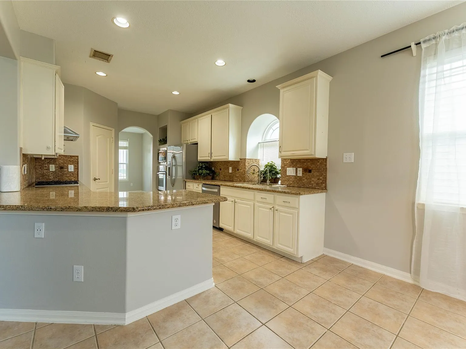 3 bed, 2.5 bath, 2563 sqft, $2,600 — Photo 4