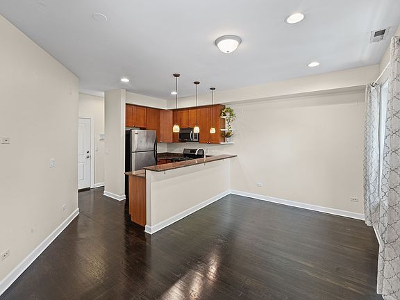 4th image of 1900 W Byron St #2
