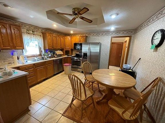 5th image of 404 E Hector Ave