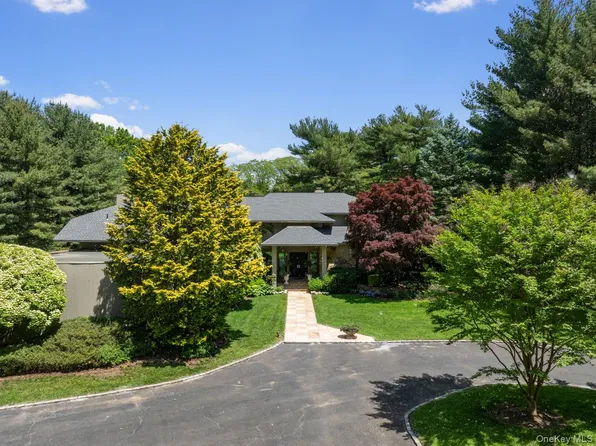 5 Coachmans Court, Old Westbury, NY 11568